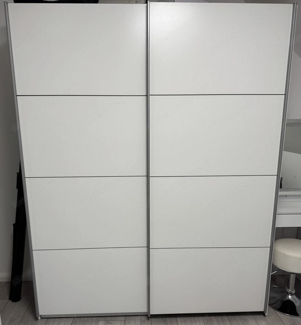 Kleiderschrank mit zwei Abteilen 