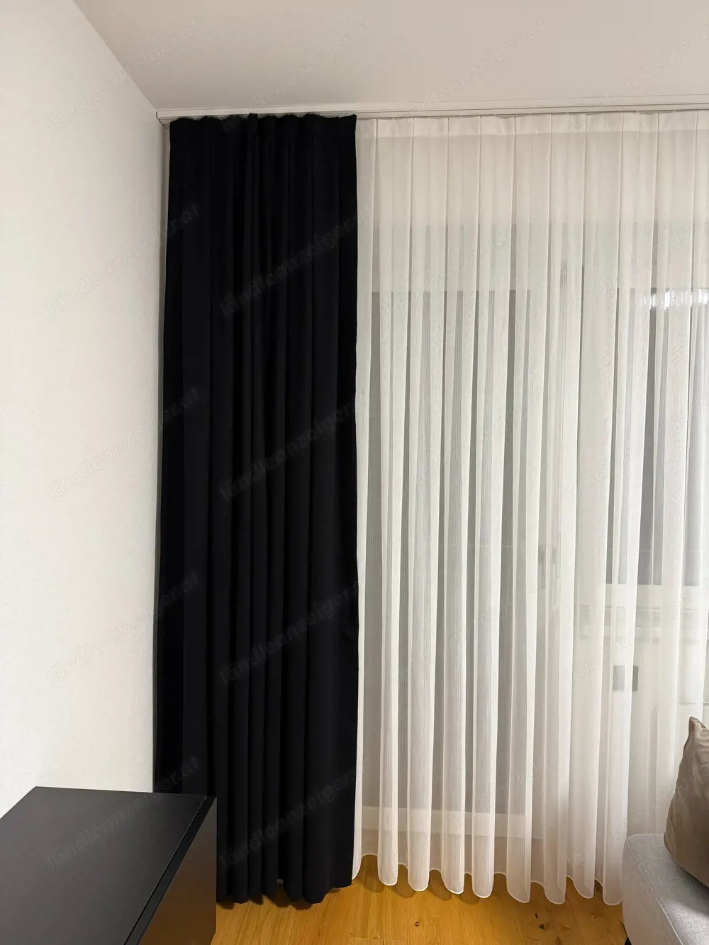 zwei schwarze Vorhänge