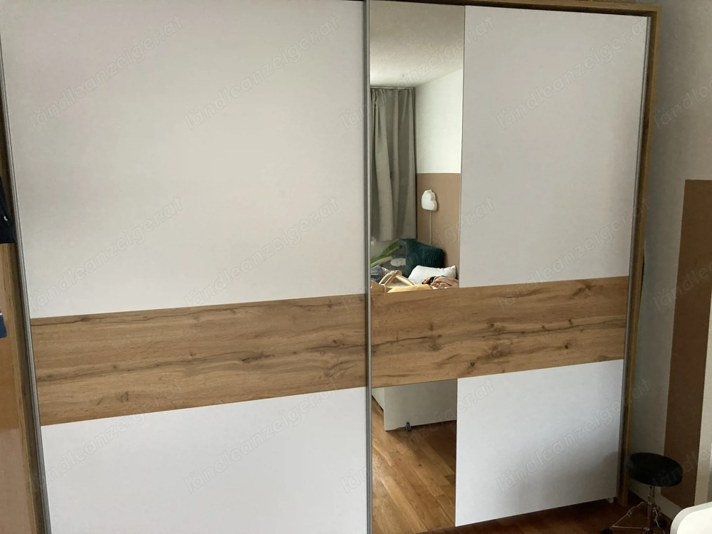 Kleiderschrank mit Schiebetüren