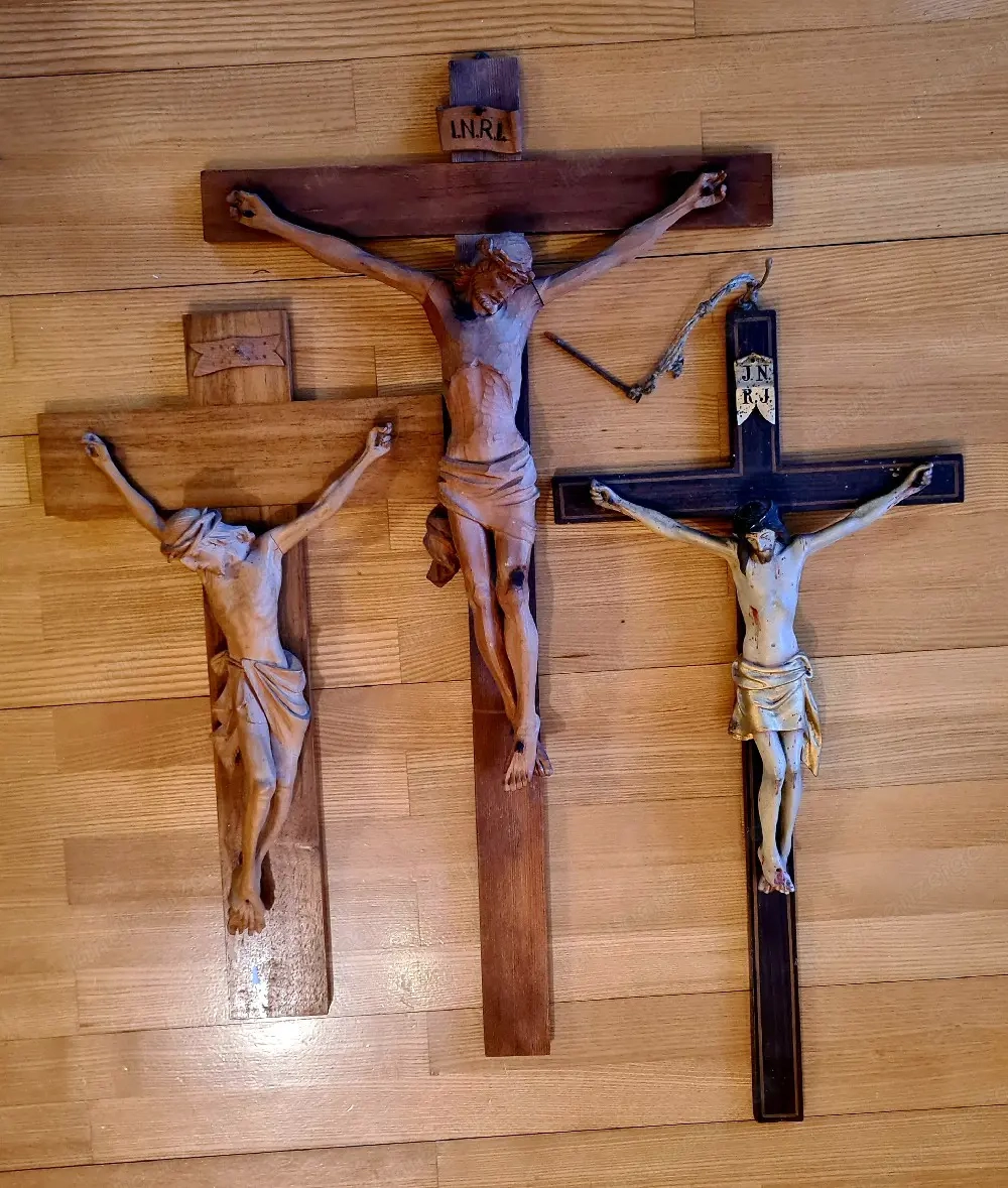 Kruzifixe geschnitzt 