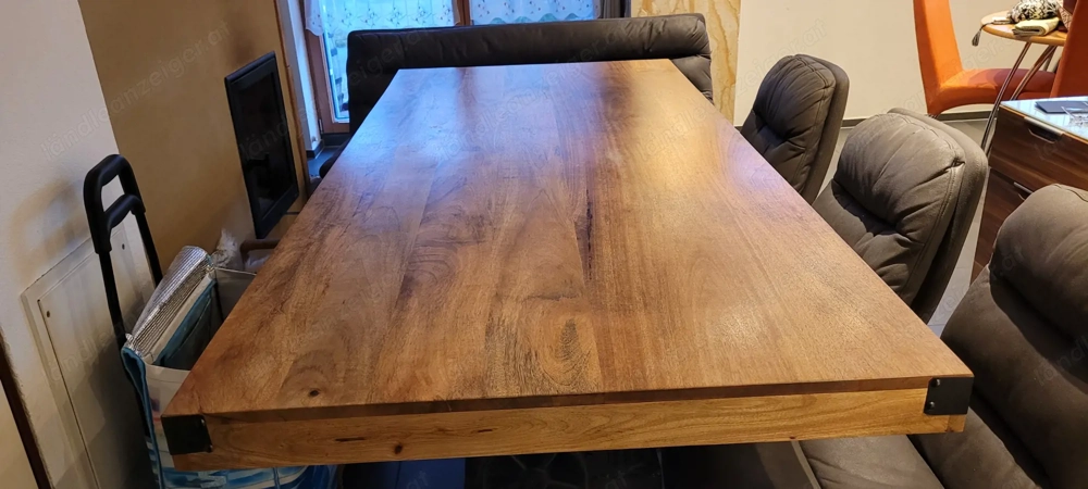 Essgarnitur mit verstellbaren tisch