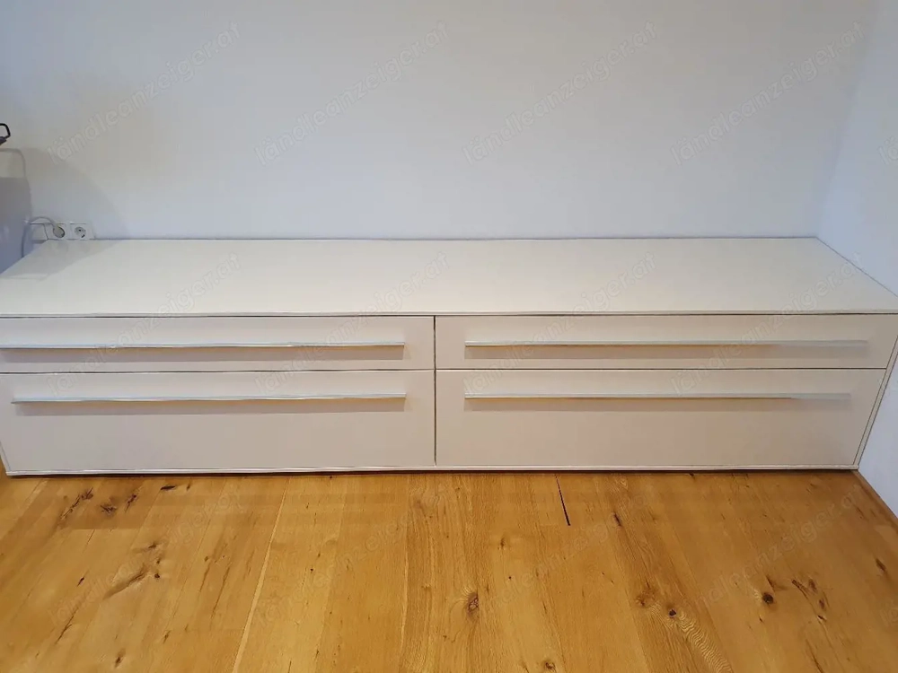 Sideboard weiß Zustand Gut. Tiefe ca. 55cm Höhe ca. 57,5cm Breite ca. 260cm