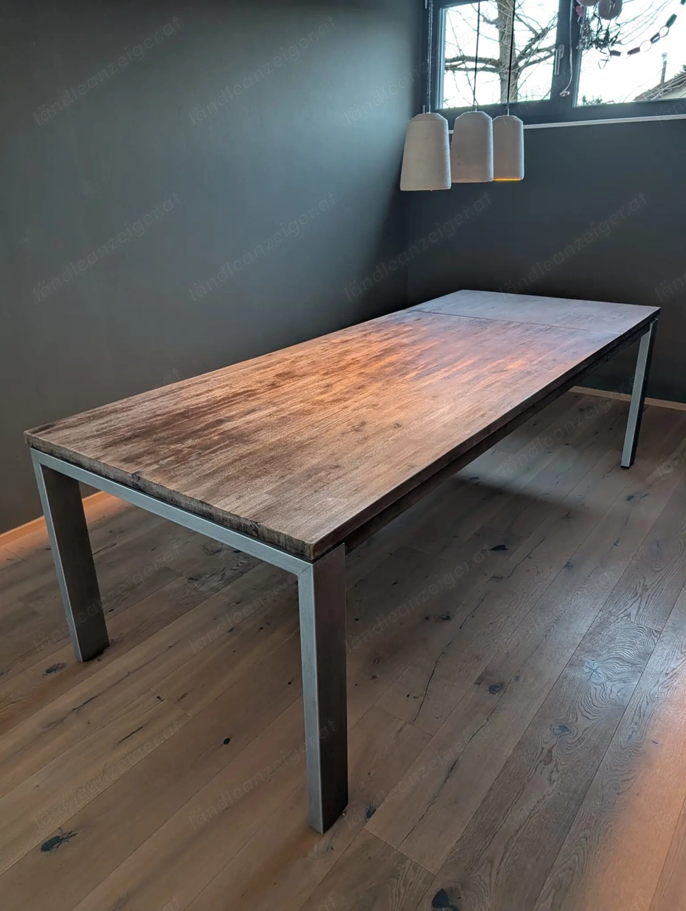 Esstisch und Stühle abzugeben