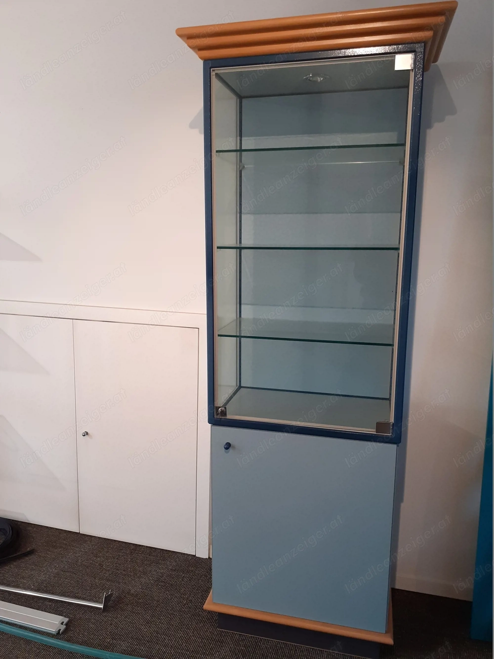 Glasvitrine mit Holzunterbaukasten und Beleuchtung