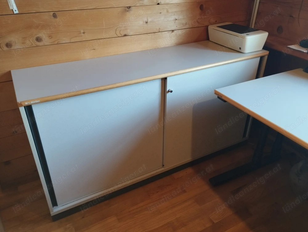 Schreibtisch und Büroschiebeschrank