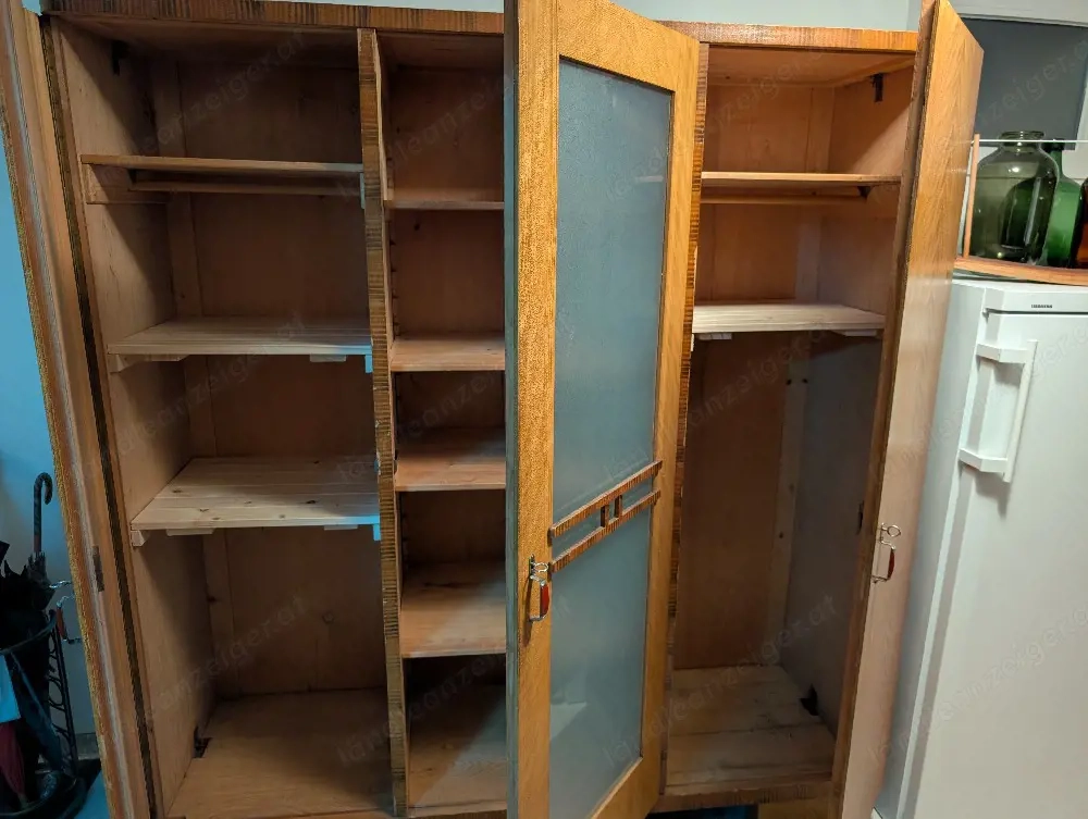 Massiver Holzschrank zu verschenken