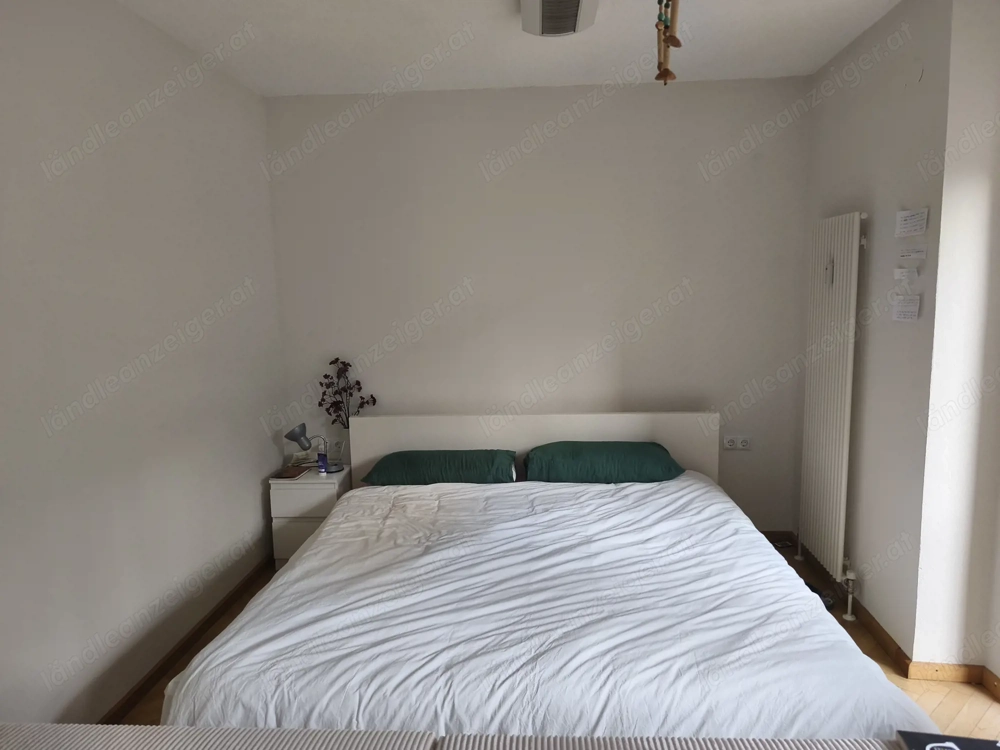 Bett mit neuen Matratzen