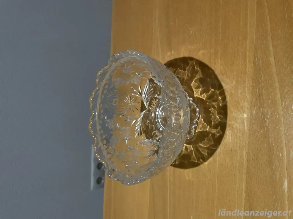 Geschliffene Kristallglasschale mit Fuß - floraler Schliff