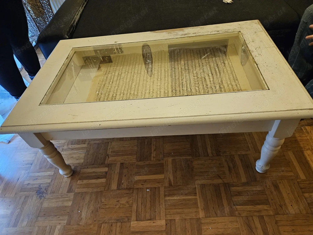Tisch mit Glaseinsatz