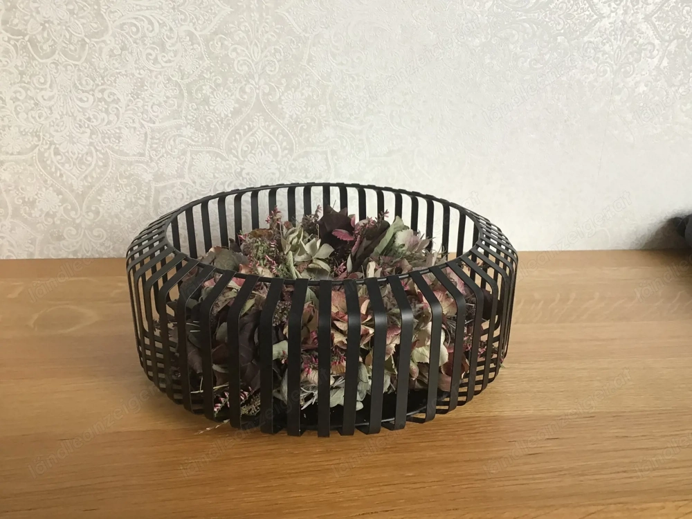 Korb mit Blumenkranz schwarz 
