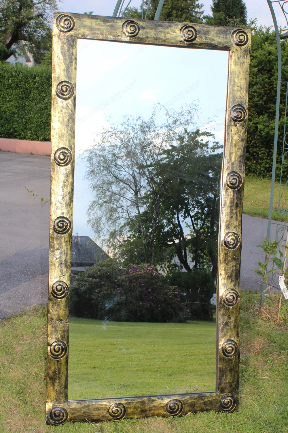 Grosser Spiegel in Holzrahmen