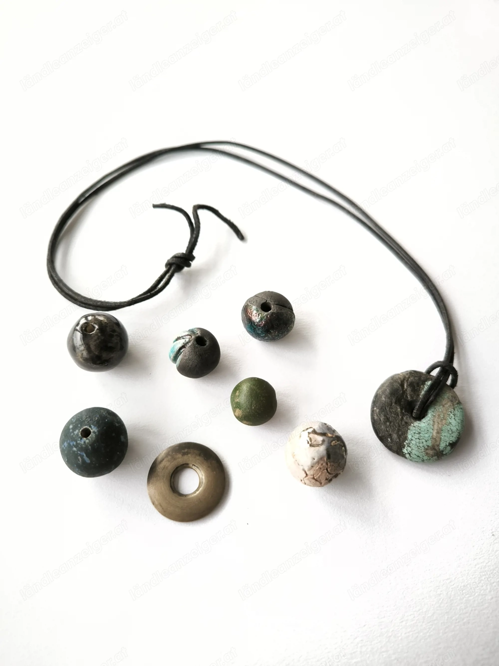 Kette mit Anhänger aus Ton