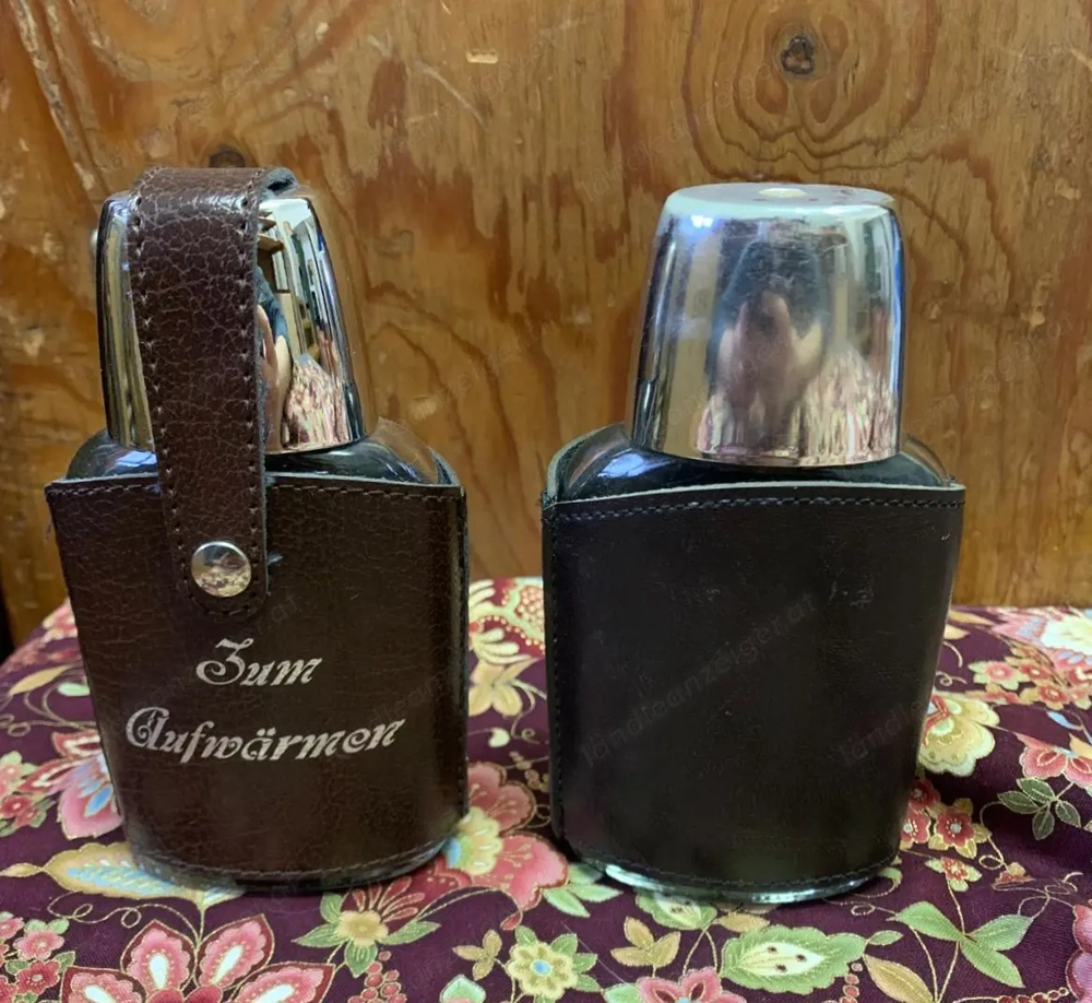 Flachmann aus Glas mit Lederhülle