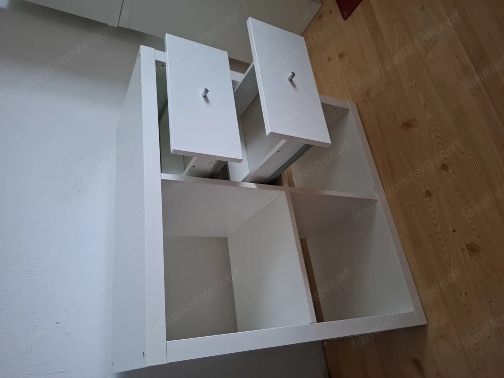 Regal mit zwei Schubfächer