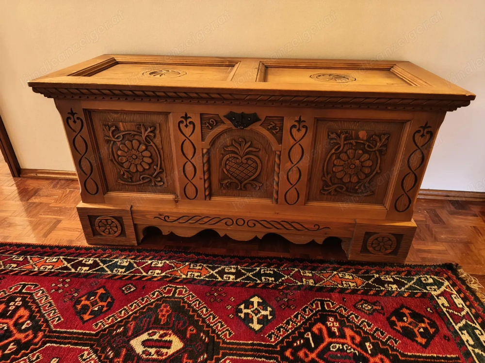 Alte Holztruhe aus dem Grödnertal 