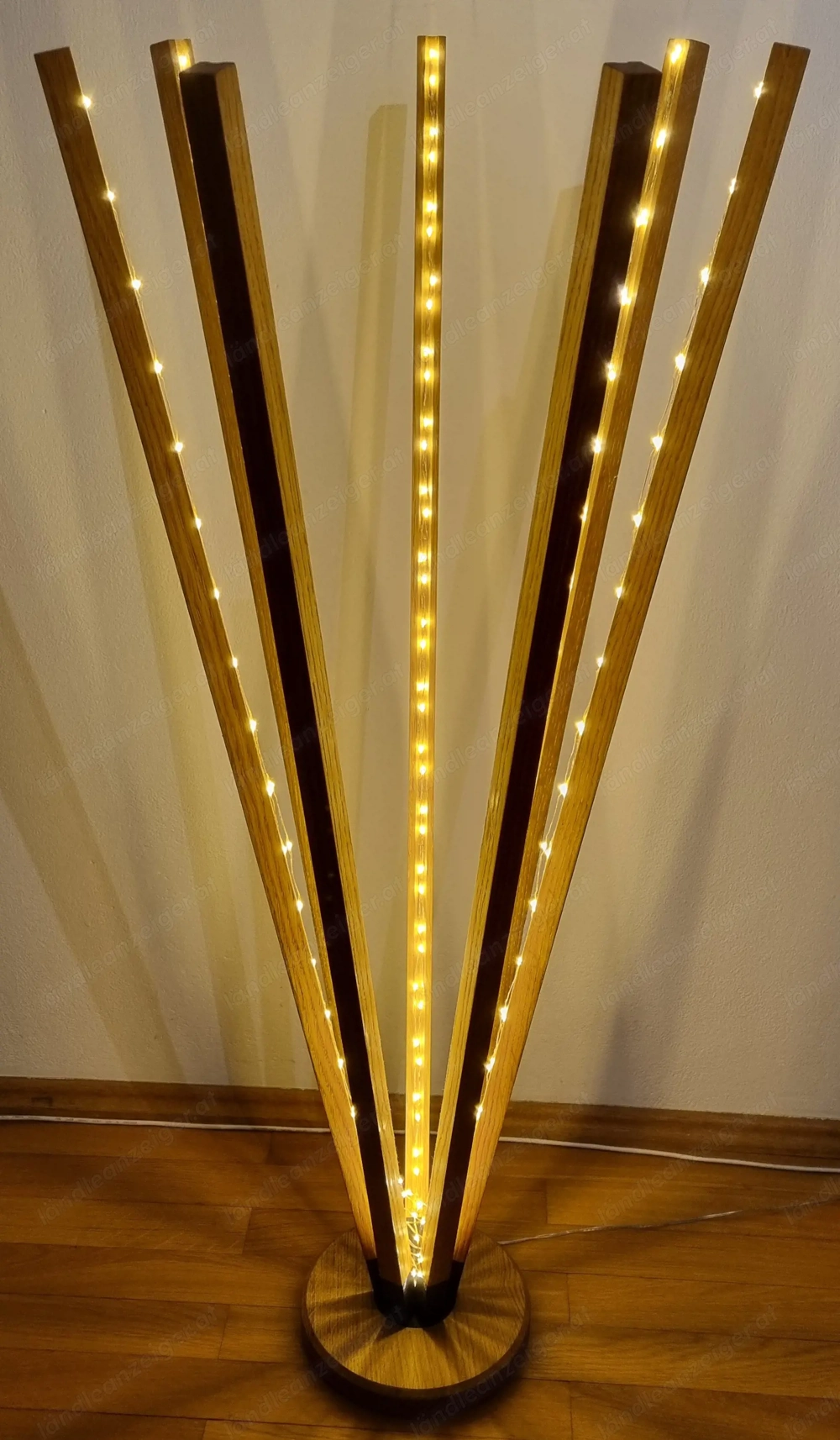 Wohnzimmerlampe, Holzstäbe mit LED