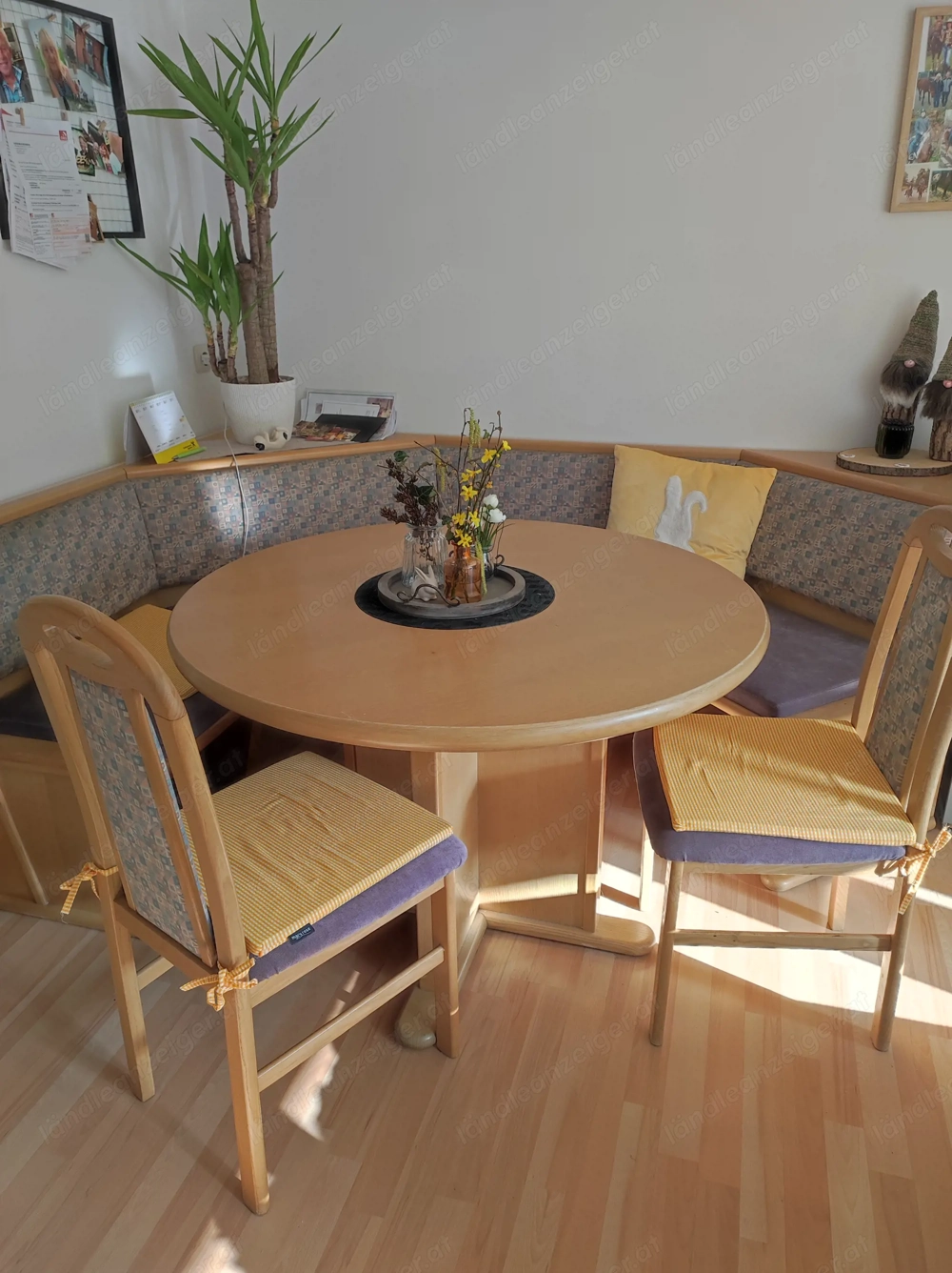 Holzekbank mit Tisch und 2 stühle