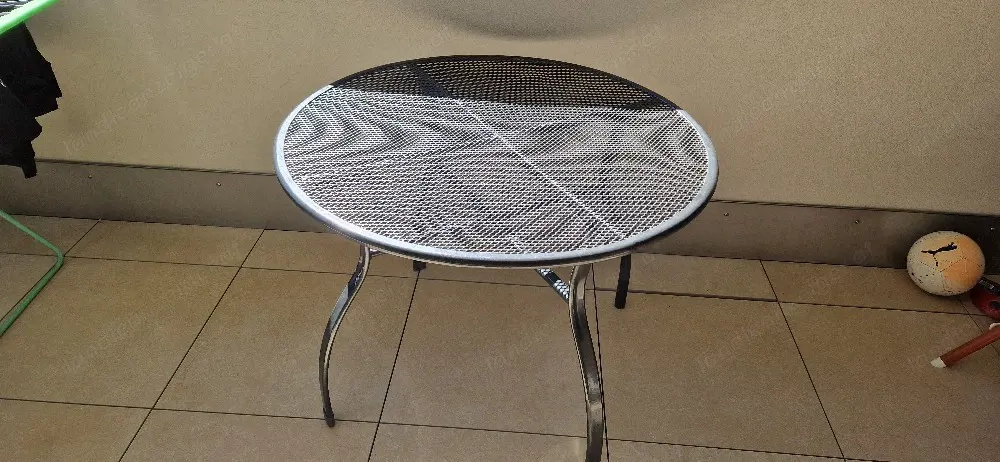 Das Tisch und Schrank 