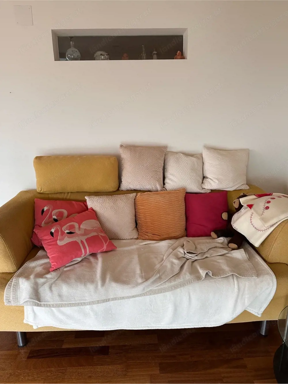 Gemütliches Sofa mit vielen Kissen