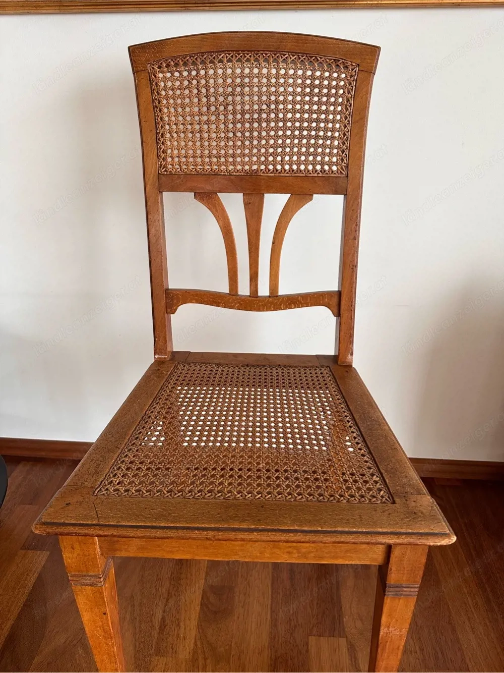 Handgefertigter Holzstuhl mit Wiener Geflecht