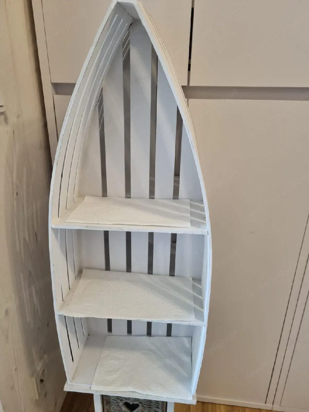 Regal in Bootform weiss