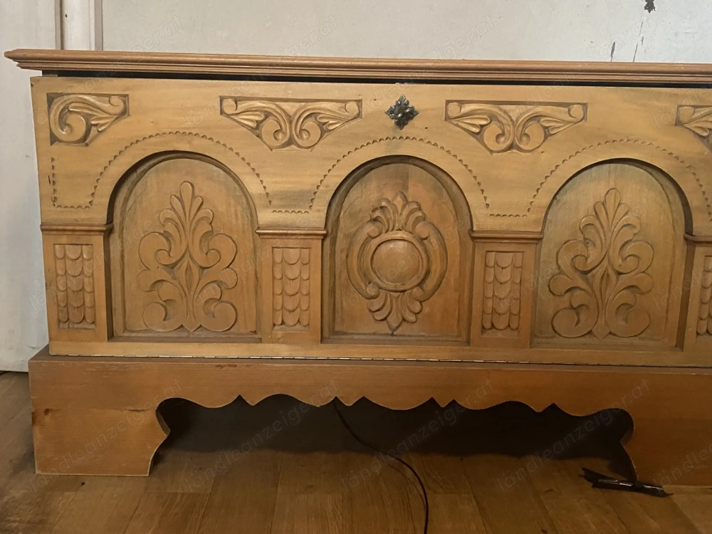 Schöne Holztruhe - handgefertigt