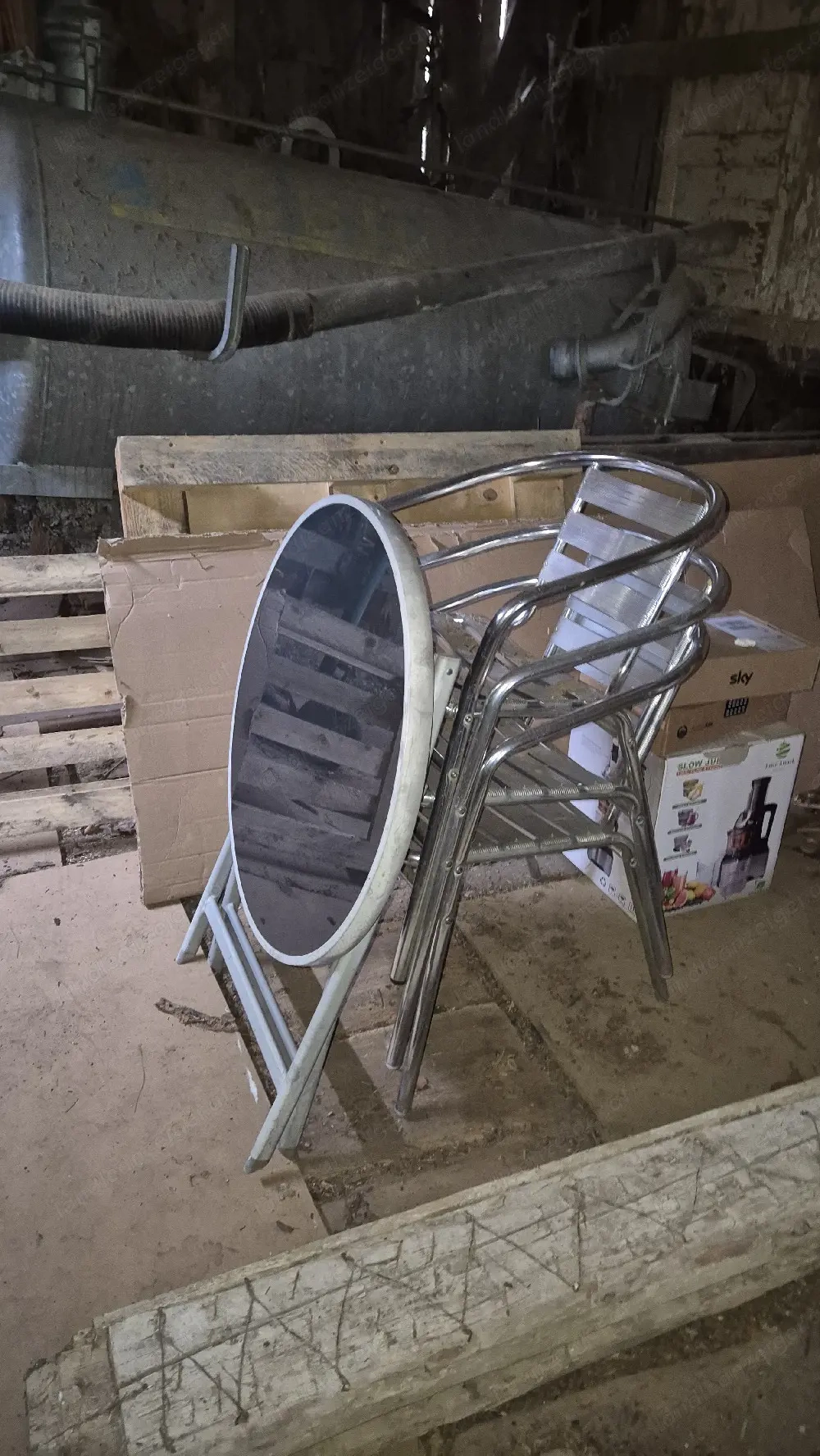    Diverse Gartenstühle und ein Tisch   günstig abzugeben