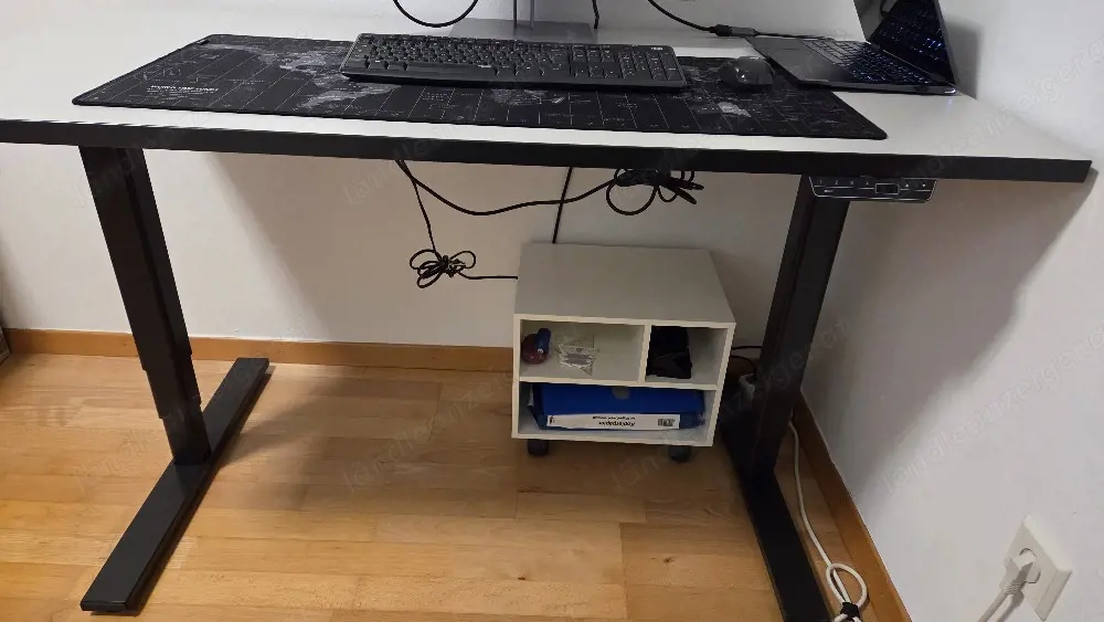 Höhenverstellbarer Schreibtisch