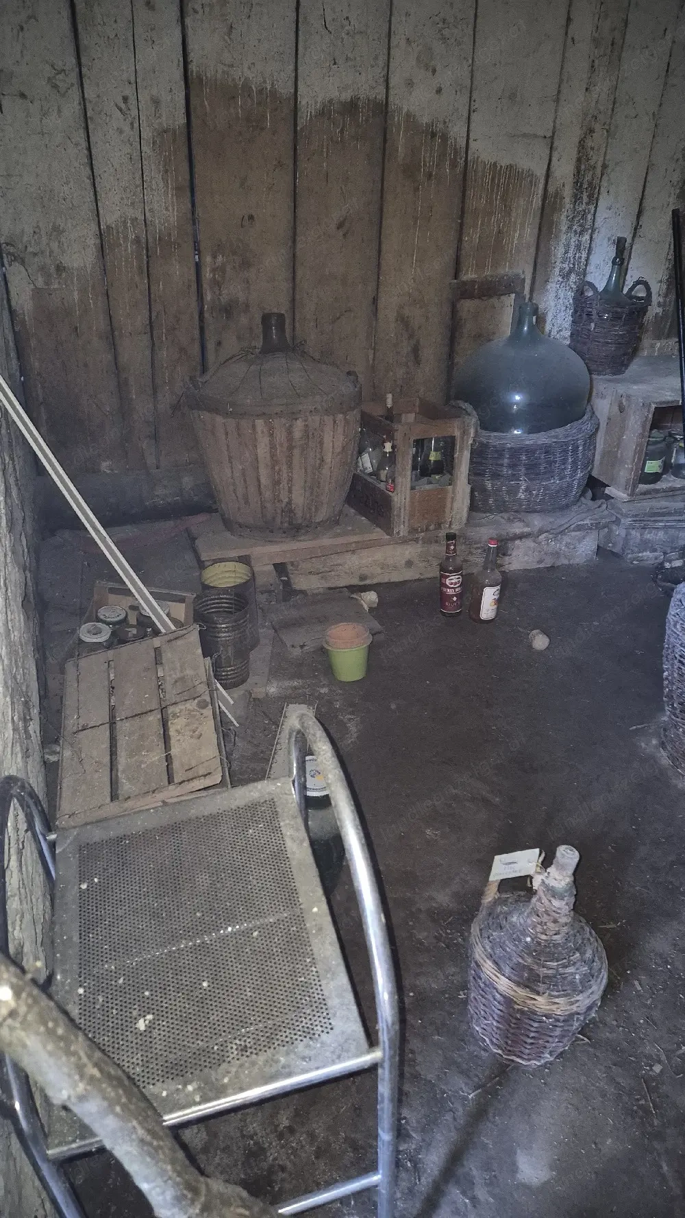 Sehr alte Glasballons   Gärballons mit Weidenkorb   originaler Kellerfund