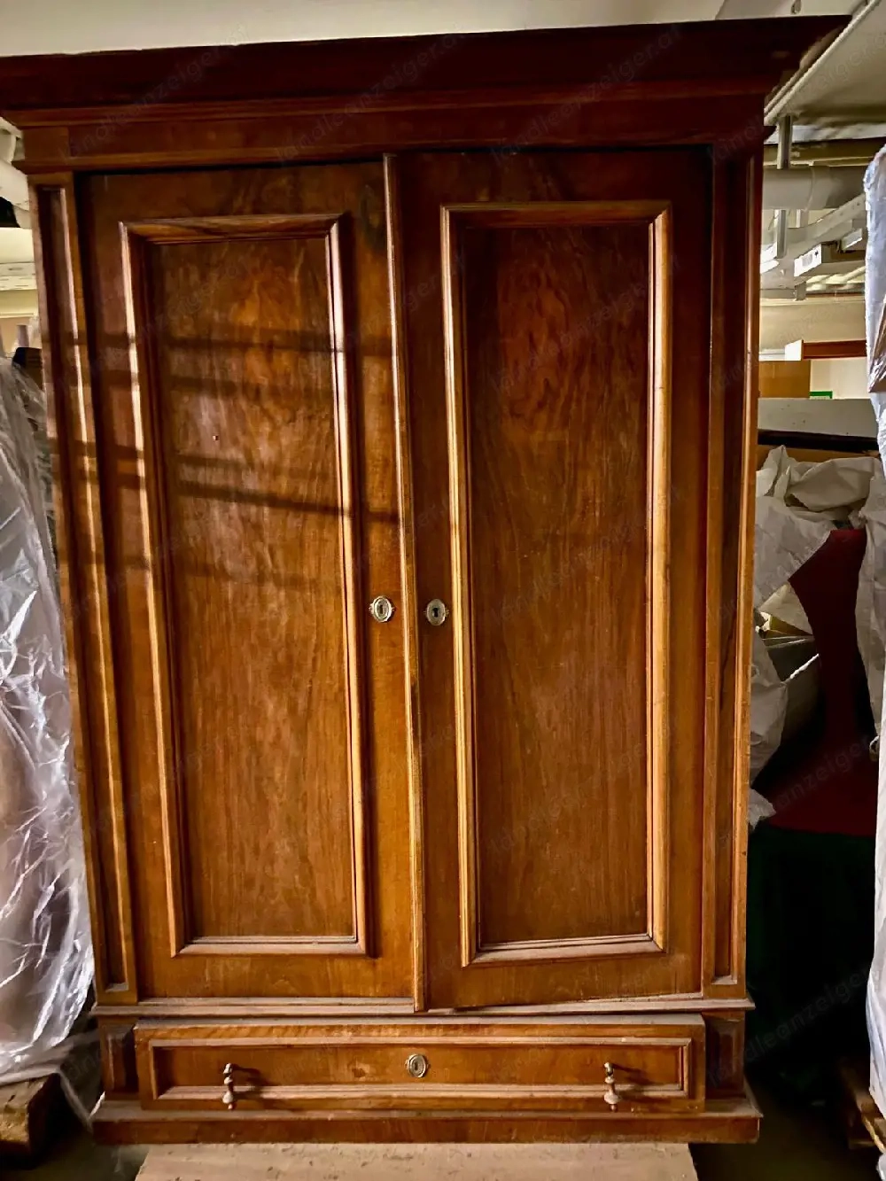 antiker Holzschrank
