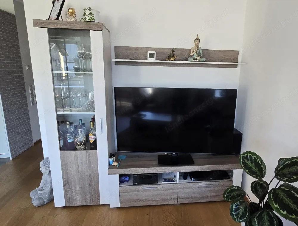 Wohwand mit Tisch und Kommode