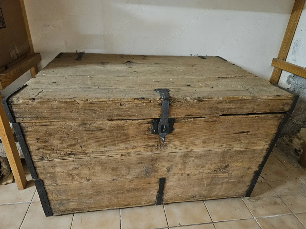 alte antike Kiste mit Eisenbeschlägen