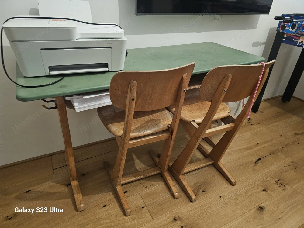 Alte Schulbank mit 2 Stühlen