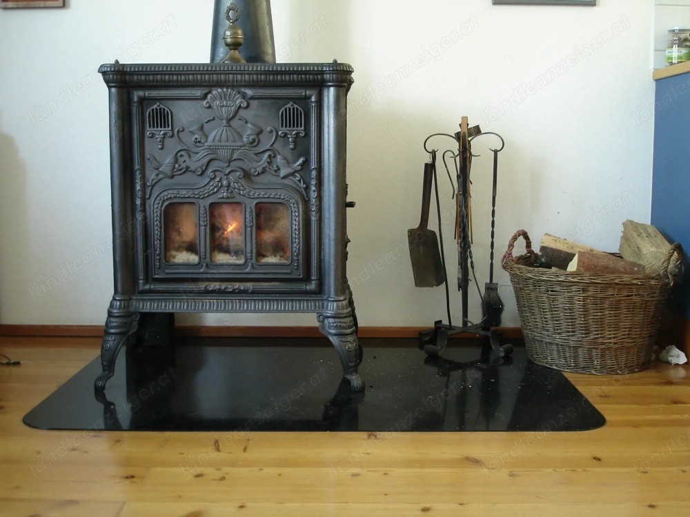 Gusseisener Holzofen, Herd mit Sichtfenstern