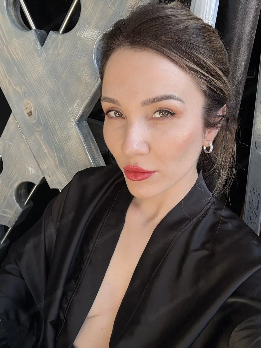 Deine Fantasien von Unterwerfung mit mir, deiner Herrin Léonie Bauer