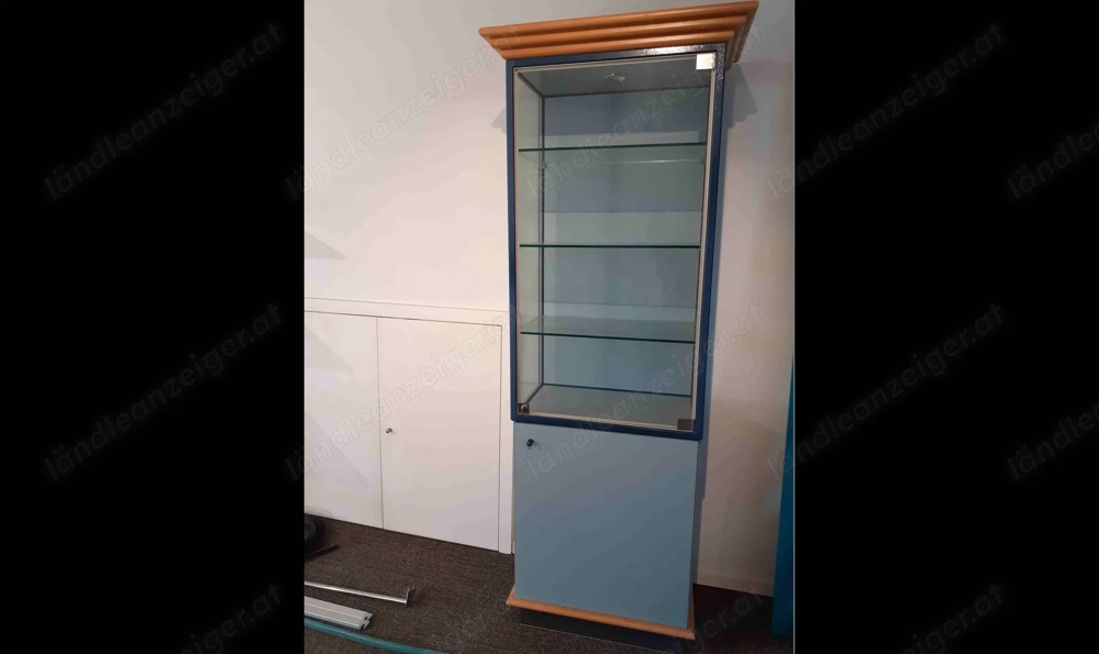 Glasvitrine mit Holzunterbaukasten und Beleuchtung