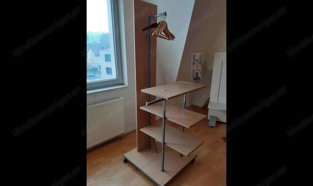 Kleiderständer auf Rollen mit Regal Präsentation