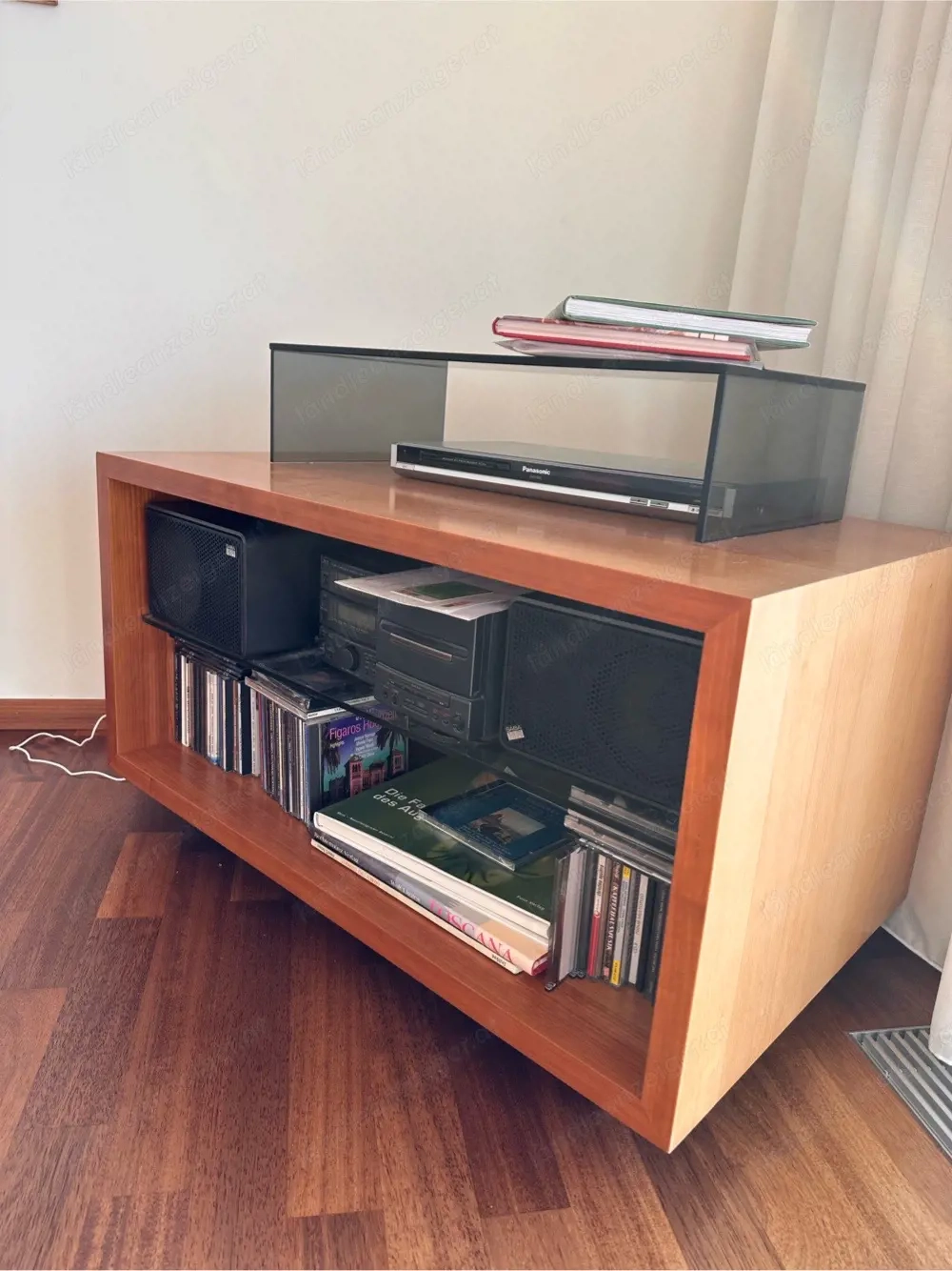 TV-Möbel aus hellem Holz mit offenen Fächern