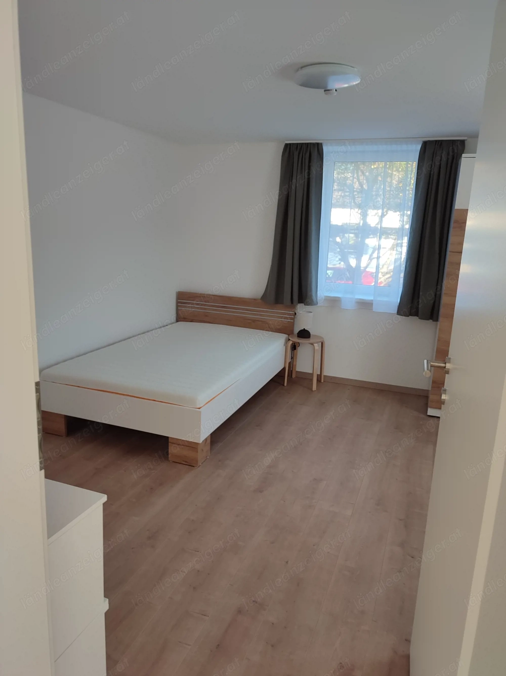 Vermiete ab 1. April 2026 Zimmer in 3er WG mit eigenem Badezimmer