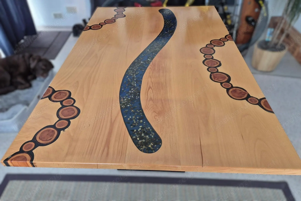 Esstisch aus Buche mit eingesetzten Ästen und Steinen in blauem Epoxidharz, Stahl Mittelfuss