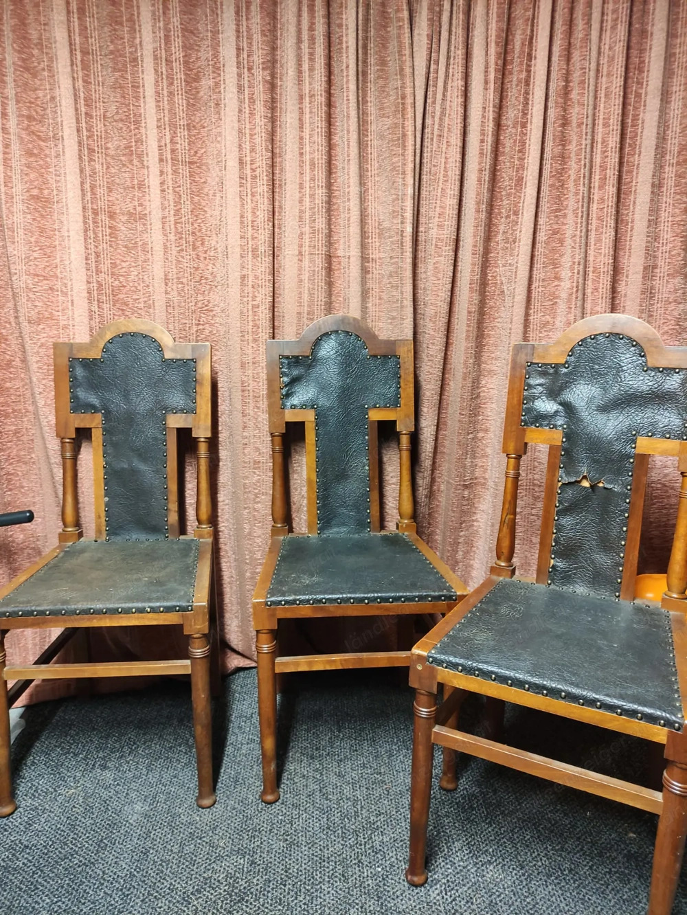 3 antike Holzstühle mit Lederbezug