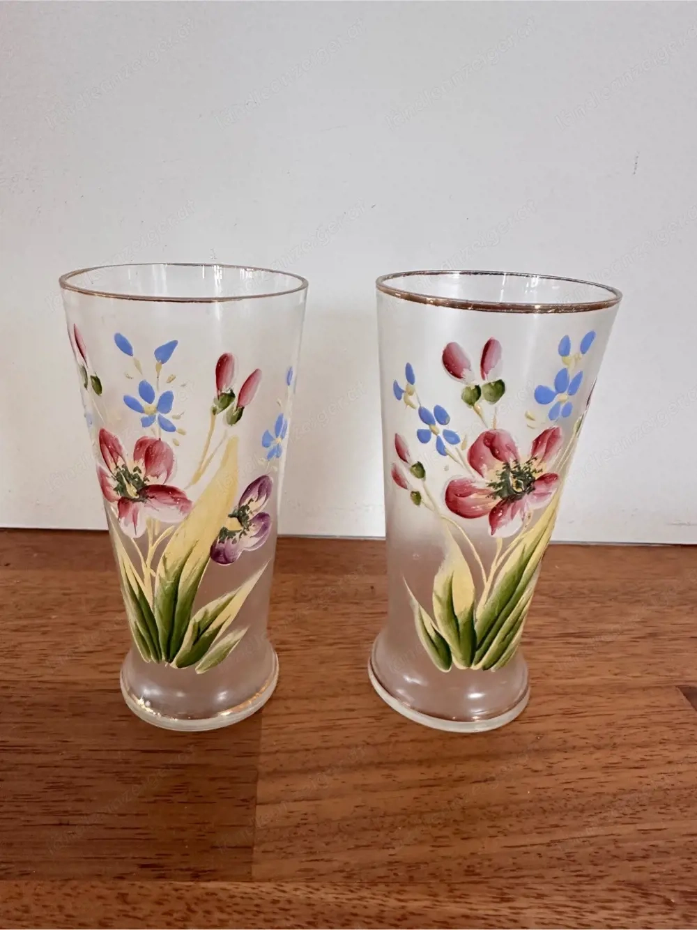 2 Gläser mit handbemalten Blumenmotiven