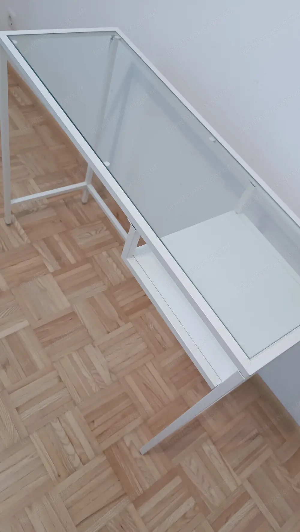 Moderner Schreibtisch