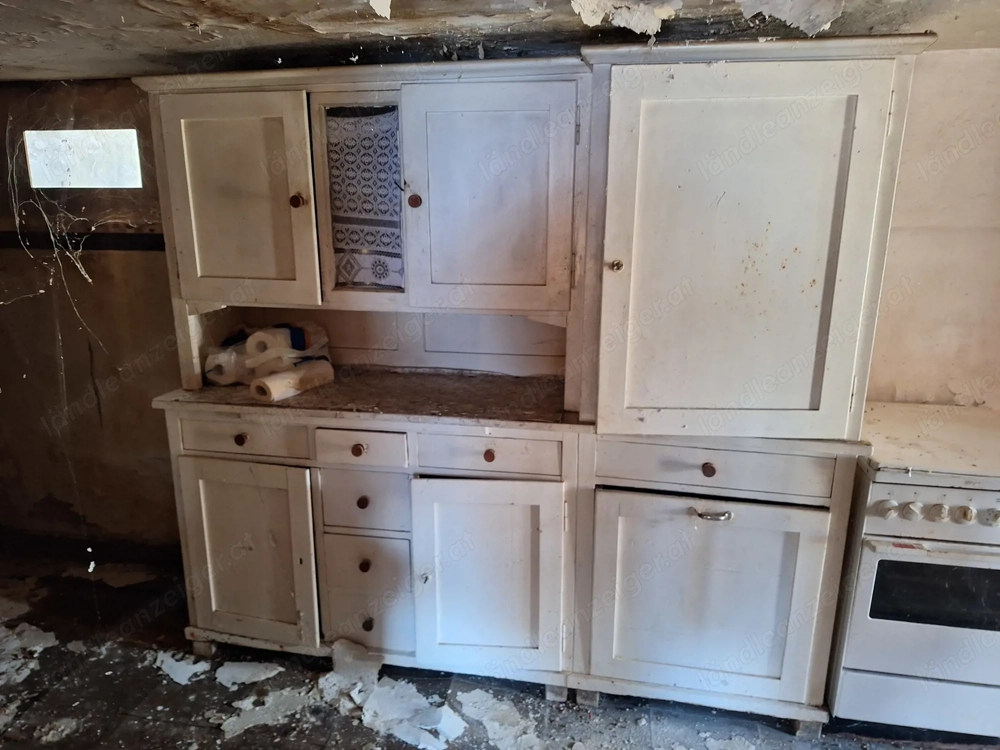 Alter Küchenschrank