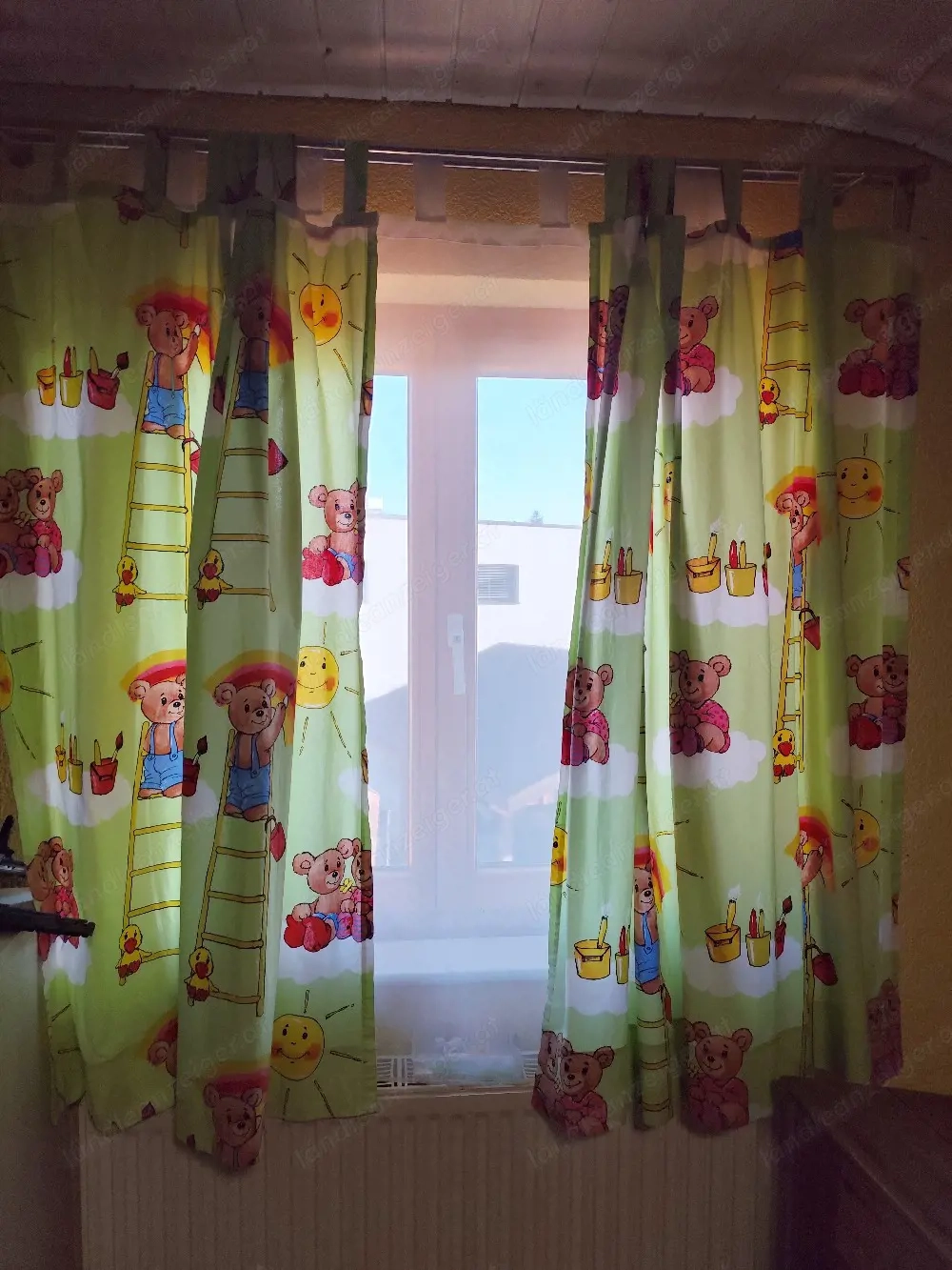 Vorhang mit Bärenmotiv 