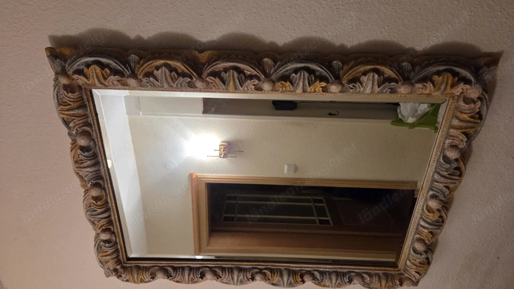 Wand-Spiegel mit verziertem Holzrahmen