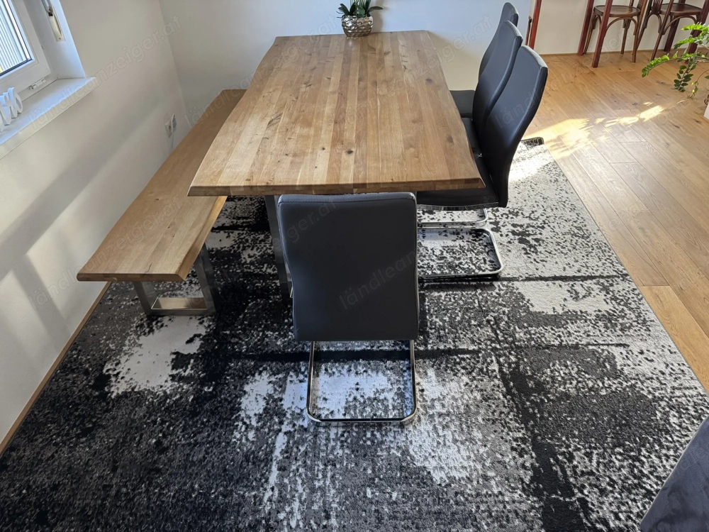 Esstisch samt Stühle und Bank und Teppich 