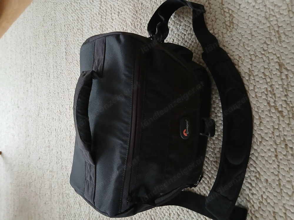 Verkaufe eine Fototasche und verschiedene Stative.