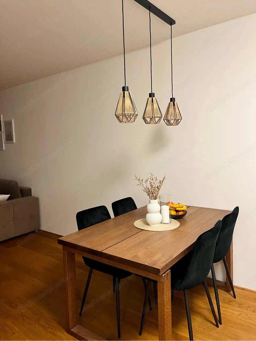 Tisch + Stühle + Leuchte zu verkaufen