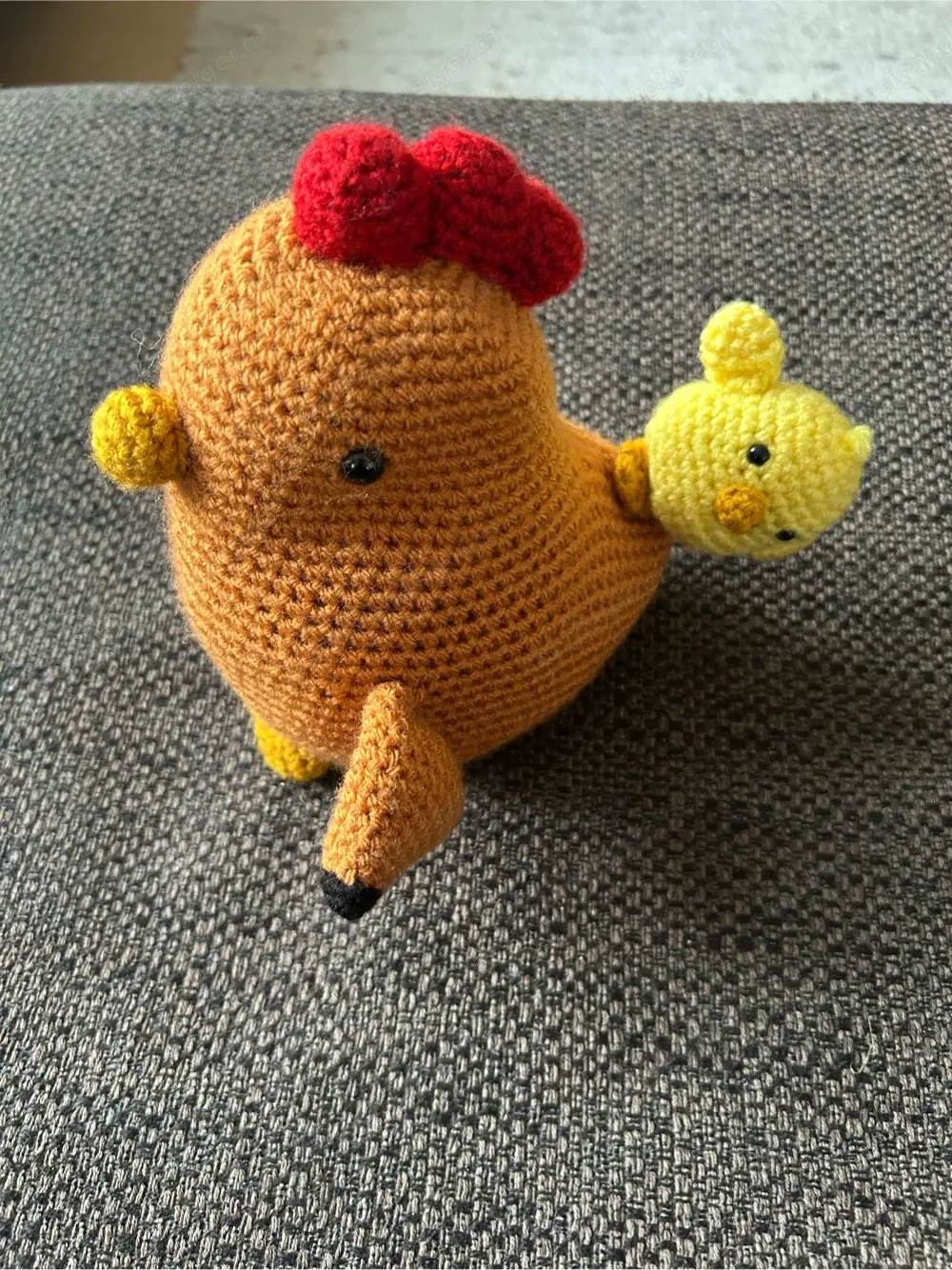 Osterdekoration: großes Huhn und Küken